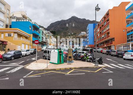 BAJAMAR, Isole CANARIE, TENERIFE - 06 LUGLIO 2021: Piccola città turistica nel nord di Tenerife sulla costa atlantica. Foto Stock