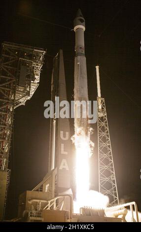 CAPE CANAVERAL, USA - 16 ottobre 2021 - un razzo United Launch Alliance V 401, con la navicella Lucy della NASA, si spegne a Cape Canaveral Foto Stock