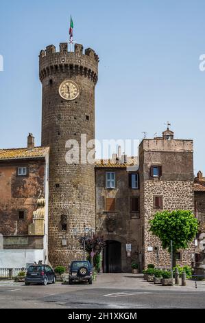 Torre dell'Orologio al cancello, entrando nel centro storico di Bagnaia, in Tuscia Foto Stock