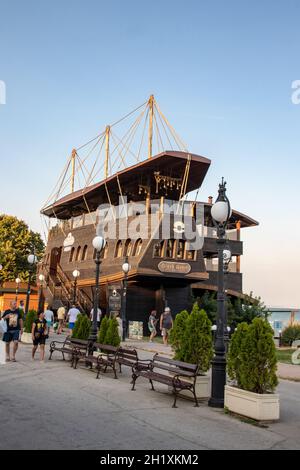 Golden Sands, Bulgaria - SEP 11, 2021. Una vista della nave pirata Black Pearl Restaurant su Paradise Beach. Il resort e' una popolare destinazione estiva Foto Stock