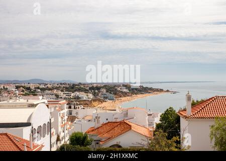 ALBUFEIRA, Portogallo, - SEP 16, 2020. Vista sui tetti di Albufeira fino alla spiaggia di Albufeira (Praia do Peneco) nel Portogallo meridionale. Un popolare t Foto Stock