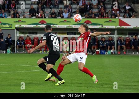 verkauf und Verkauf von Dienstleistungen im Zweikampf (FC Augsburg) im Spiel der 1. FBL: 21-22: 6. Sptg. SC Friburgo vs FC Augsburg Foto Stock