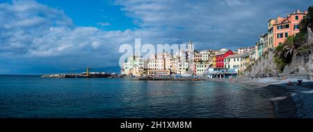 Vista sull'antico borgo di Bogliasco, sulla Riviera italiana Foto Stock