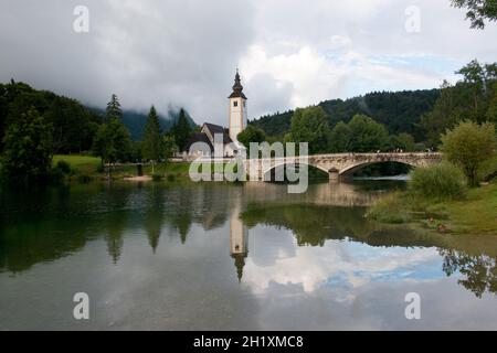 La chiesa dedicata a San Giovanni Battista in Ribcev Laz sul lago di Bohinj in Slovenia Foto Stock