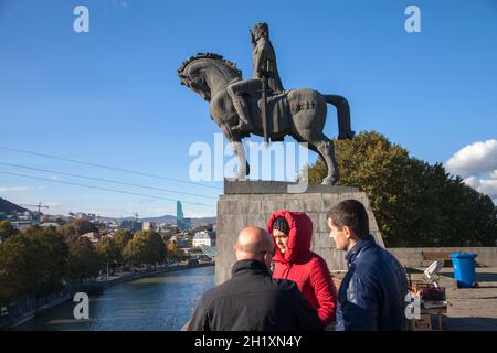 Tbilisi, Georgia - 11-02-2016:Monumento al re Vakhtang i Gorgasali e al fiume Kura a Tbilisi Foto Stock