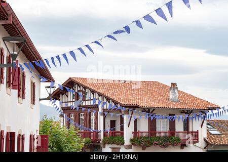 Case tipiche della città vecchia di Bidart sul basco Côte, Francia Foto Stock