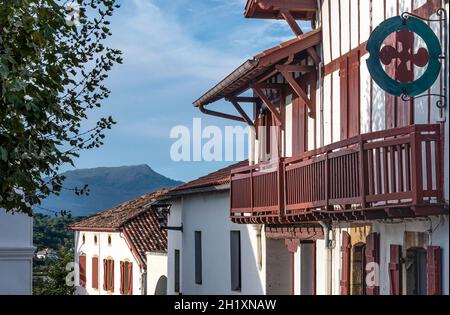 Case tipiche della città vecchia di Bidart sul basco Côte, Francia Foto Stock