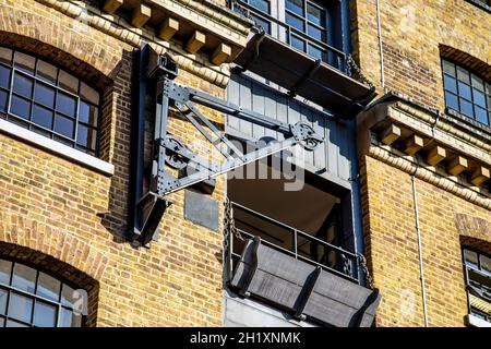 Primo piano del braccio della gru di sollevamento sulla facciata di Metropolitan Wharf, Wapping Wall, Londra, Regno Unito Foto Stock