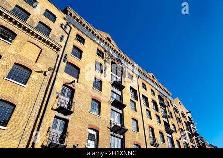 L'esterno del magazzino trasformato Metropolitan Wharf, Wapping Wall, Londra, Regno Unito Foto Stock