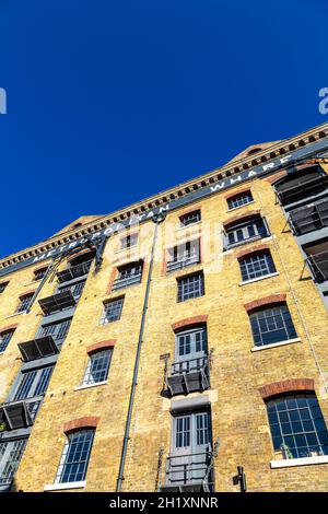 L'esterno del magazzino trasformato Metropolitan Wharf, Wapping Wall, Londra, Regno Unito Foto Stock