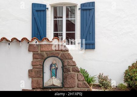 Dettaglio con San di una casa nel villaggio basco di Bidart sul Côte basco, Francia meridionale Foto Stock