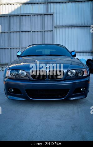 Vecchia BMW M3 blu metallico, auto di lusso a Istanbul città, ottobre 06 2011 Istanbul Pendik Turchia usato mercato auto Foto Stock