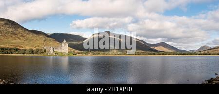 Loch AWe, Argyll e Bute, Scozia, Regno Unito, con le rovine del 15c Kilchurn Castle, un tempo sede dei Campbells di Glenorchy Foto Stock