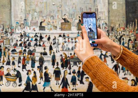 Londra, Regno Unito. 19 ottobre 2021. L.S. Il “The Auction” di Lowry è presentato al Sotheby’s. È l'unico dipinto noto dell'artista di una sala d'asta e farà il suo debutto all'asta alla Londra di Sotheby questo novembre con una stima di £1.2 - 1.8 milioni. Credit: Stephen Chung / Alamy Live News Foto Stock