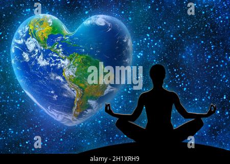 Figura yoga femminile sullo sfondo dell'universo. Terra a forma di cuore, ecologia e concetto ambientale - elementi di questa immagine forniti da Foto Stock