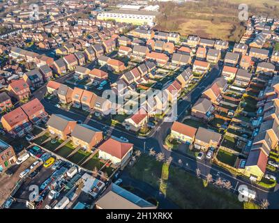 Case aeree britanniche residenziale Inghilterra Drone sopra Visualizza Summer Blue Sky Agente immobiliare Foto Stock