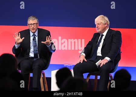 Il primo ministro Boris Johnson (a destra) appare sul palco in conversazione con l'uomo d'affari americano Bill Gates durante il Global Investment Summit al Science Museum di Londra. Data foto: Martedì 19 ottobre 2021. Foto Stock