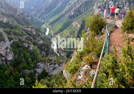 FRANCIA. LOZERE (48). OCCITANIE. GRANDES CAUSSES. LE GORGES DU TARN. TURISTI AL PUNTO DI VISTA DAL BALCONE MEJEAN CAUSSE. IL PANORAMA DI ROC DES Foto Stock