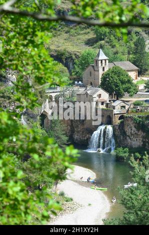 FRANCIA. LOZERE (48). GOLE DEL TARN. IL VILLAGGIO DI SAINT-CHELY È STATO COSTRUITO INTORNO AD UNA FONTE DI ACQUA DOLCE CHE CADE IN CASCATA NEL TARN. Foto Stock