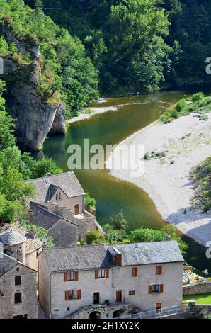 FRANCIA. LOZERE (48). OCCITANIE. GOLE DEL TARN. IL VILLAGGIO DI SAINT-CHELY È STATO COSTRUITO INTORNO AD UNA FONTE DI ACQUA DOLCE CHE CADE IN CASCATA NEL TARN. Foto Stock