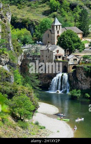 FRANCIA. LOZERE (48). OCCITANIE. GOLE DEL TARN. IL VILLAGGIO DI SAINT-CHELY È STATO COSTRUITO INTORNO AD UNA FONTE DI ACQUA DOLCE CHE CADE IN CASCATA NEL TARN. Foto Stock