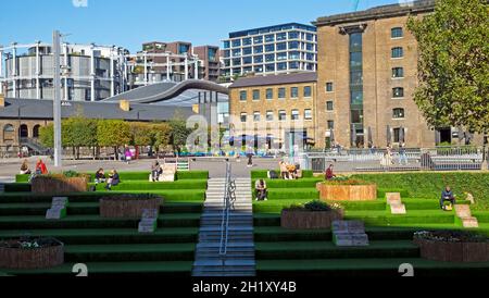 UNIVERSITA' DELLE Arti Central St Martins Granary Square campus exterior building and astro turf Steps in Kings Cross London N1 UK KATHY DEWITT Foto Stock