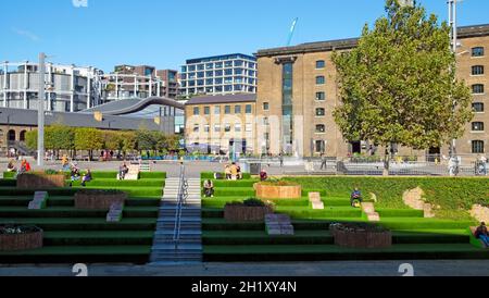 UNIVERSITA' DELLE Arti Central St Martins Granary Square campus exterior building and astro turf Steps in Kings Cross London N1 UK KATHY DEWITT Foto Stock