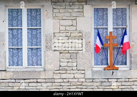 FRANCIA. ALTA MARNA (52). COLOMBEY-LES-DEUX-EGLISES. BANDIERE FRANCHE E CROCE DI LORENA A UNA FINESTRA DI UNA CASA DEL VILLAGGIO DURANTE UNA COMMEMORAZIONE F Foto Stock