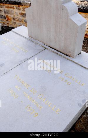 FRANCIA. ALTA MARNA (52). COLOMBEY-LES-DEUX-EGLISES. LA TOMBA DEL GENERALE DE GAULLE, SUA MOGLIE YVONNE E LA FIGLIA ANNE NEL CIMITERO DELLA VILLA Foto Stock