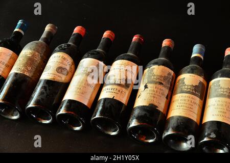 GIRONDA (33). BORDEAUX. MARTILLAC. TOMBE. PESSAC-LEOGNAN. CHATEAU SMITH HAUT-LAFITTE. THE PARADISE CON LA SUA COLLEZIONE DI BOTTIGLIE OOLD DI CHATEAU SMI Foto Stock
