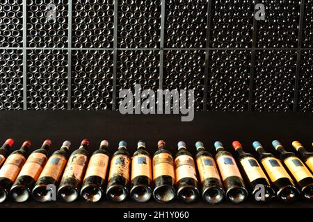 GIRONDA (33). BORDEAUX. MARTILLAC. TOMBE. PESSAC-LEOGNAN. CHATEAU SMITH HAUT-LAFITTE. THE PARADISE CON LA SUA COLLEZIONE DI BOTTIGLIE OOLD DI CHATEAU SMI Foto Stock