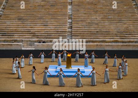 Athene, Grecia. 19 Ott 2021. Durante la cerimonia di consegna della fiamma per le Olimpiadi invernali del 2022 ad Atene al Panathenaic Stadium, gli artisti si presentano come vincitori. Le Olimpiadi invernali si terranno a Pechino dal 4 al 20 febbraio 2022. Credit: Angelos Tzortzinis/DPA/Alamy Live News Foto Stock