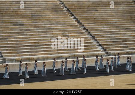 Athene, Grecia. 19 Ott 2021. Durante la cerimonia di consegna della fiamma per le Olimpiadi invernali del 2022 ad Atene al Panathenaic Stadium, gli artisti si presentano come vincitori. Le Olimpiadi invernali si terranno a Pechino dal 4 al 20 febbraio 2022. Credit: Angelos Tzortzinis/DPA/Alamy Live News Foto Stock