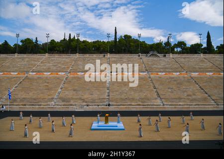 Athene, Grecia. 19 Ott 2021. Durante la cerimonia di consegna della fiamma per le Olimpiadi invernali del 2022 ad Atene al Panathenaic Stadium, gli artisti si presentano come vincitori. Le Olimpiadi invernali si terranno a Pechino dal 4 al 20 febbraio 2022. Credit: Angelos Tzortzinis/DPA/Alamy Live News Foto Stock