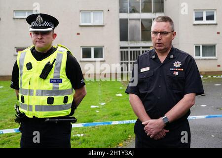 Polizia Scozia Capo ispettore Derrick Johnston, comandante di zona per il South Ayrshire (a sinistra) e Scottish Fire and Rescue Service Area Commander, Ian McMeekin parlare con i media all'incidente a Gorse Park, Kincaidston, Dove due adulti e due bambini sono stati portati in ospedale a seguito di una grande esplosione in una casa il lunedì. Data foto: Martedì 19 ottobre 2021. Foto Stock