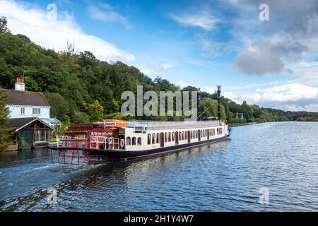 Il suggestivo vaporetto turistico 'The New Orleans' lascia Marsh Lock sul Tamigi vicino a Henley sul Tamigi. Foto Stock