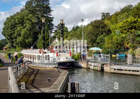 Il suggestivo vaporetto turistico 'The New Orleans' navigando attraverso Marsh Lock sul Tamigi vicino a Henley sul Tamigi. Foto Stock