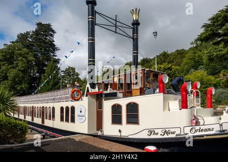 Il suggestivo vaporetto turistico 'The New Orleans' navigando attraverso Marsh Lock sul Tamigi vicino a Henley sul Tamigi. Foto Stock