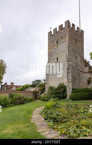 La Grande Torre del XIV secolo e i giardini di Grays Court, Henley on Thames, Oxfordshire, Inghilterra Foto Stock