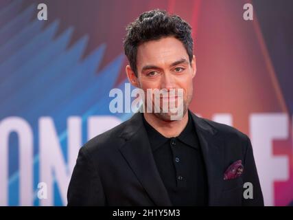 Londra, Regno Unito. 17 ottobre 2021. Alex Hassell partecipa alla serata di chiusura di 'la tragedia di Macbeth' durante il 65° BFI London Film Festival presso la Royal Festival Hall di Londra. (Foto di Gary Mitchell/SOPA Images/Sipa USA) Credit: Sipa USA/Alamy Live News Foto Stock