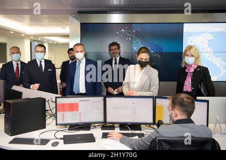 L'ambasciatore svedese in Italia Jan Bjorklund, il principe Daniel, il direttore generale Openfiber Mario Rossetti, la principessa ereditaria Vittoria, il ministro svedese per il commercio estero Anna Hallberg durante una visita alla Open Fiber a Roma, Italia, il 19 ottobre 2021. La coppia della principessa ereditaria è in visita di tre giorni in Italia con una delegazione commerciale svedese. Foto: Henrik Montgomery / TT code 10060 Foto Stock