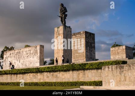 Statua di Ernesto 'che' Guevara e monumenti circostanti al Mausoleo che Guevara. Santa Clara, Villa Clara, Cuba. Foto Stock