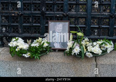 Westminster LONDRA, Regno Unito. 19 Ott 2021. I tributi floreali sono posti dai sostenitori dell'Iran dopo la morte di Sir David Amess alla sua chirurgia elettorale a Leigh-on-Sea Essex il 15 ottobre. Credit: amer Ghazzal/Alamy Live News Foto Stock