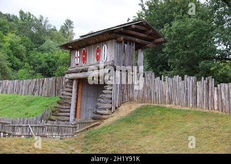 FRANCIA HAUTE-GARONNE (31) RIEUX-VOLVESTRE.L 'VILLAGGIO GAULOIS ARCHITETTURA, PARCO ARCHEOLOGICO, PARCO CULTURALE, RICOSTITUZIONE DELLA VITA AL TEMPO DI T. Foto Stock