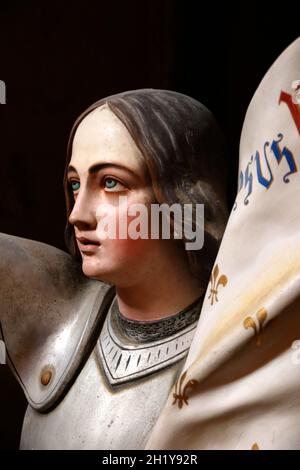 FRANCIA HAUTE-GARONNE (31) RIEUX-VOLVESTRE. STATUA DELLA CHIESA POLICROMA, JEANNE D'ARC Foto Stock