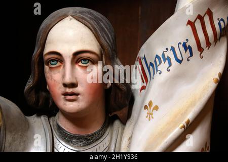 FRANCIA HAUTE-GARONNE (31) RIEUX-VOLVESTRE. STATUA DELLA CHIESA POLICROMA, JEANNE D'ARC Foto Stock