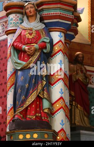 FRANCIA HAUTE-GARONNE (31) RIEUX-VOLVESTRE. STATUA DELLA CHIESA POLICROMA, LA VERGINE MARIA Foto Stock