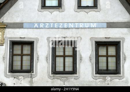 Aufschrift 'Ärztezentrum' auf einem alten Haus auf dem Stadtplatz in Steyr, Österreich, Europa - Centro medico di Iscrizione su una vecchia casa sul rimorchio Foto Stock