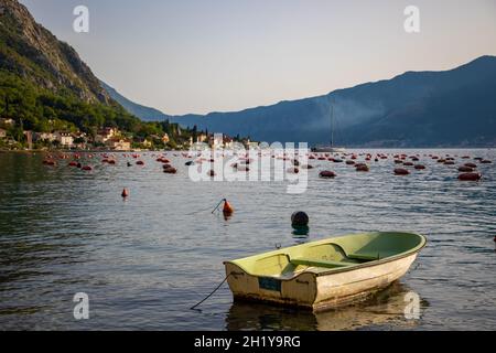 Barca da pesca su una fattoria di ostriche nella baia di Kotor, Montenegro Foto Stock