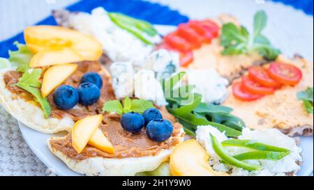 Sandwich con formaggio cremoso, frutta e verdura. Concetto di cibo sano Foto Stock